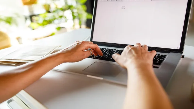 Contacting HomeRocketRealty through professional online communication